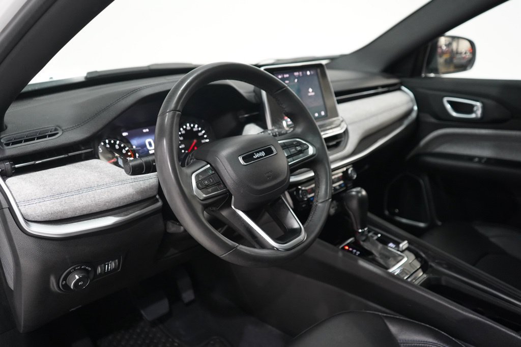 Used 2025 Jeep Compass Latitude w/ Sun & Sound Group AWD/4WD image 17