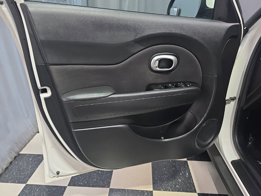 Used 2015 Kia Soul FWD image 13