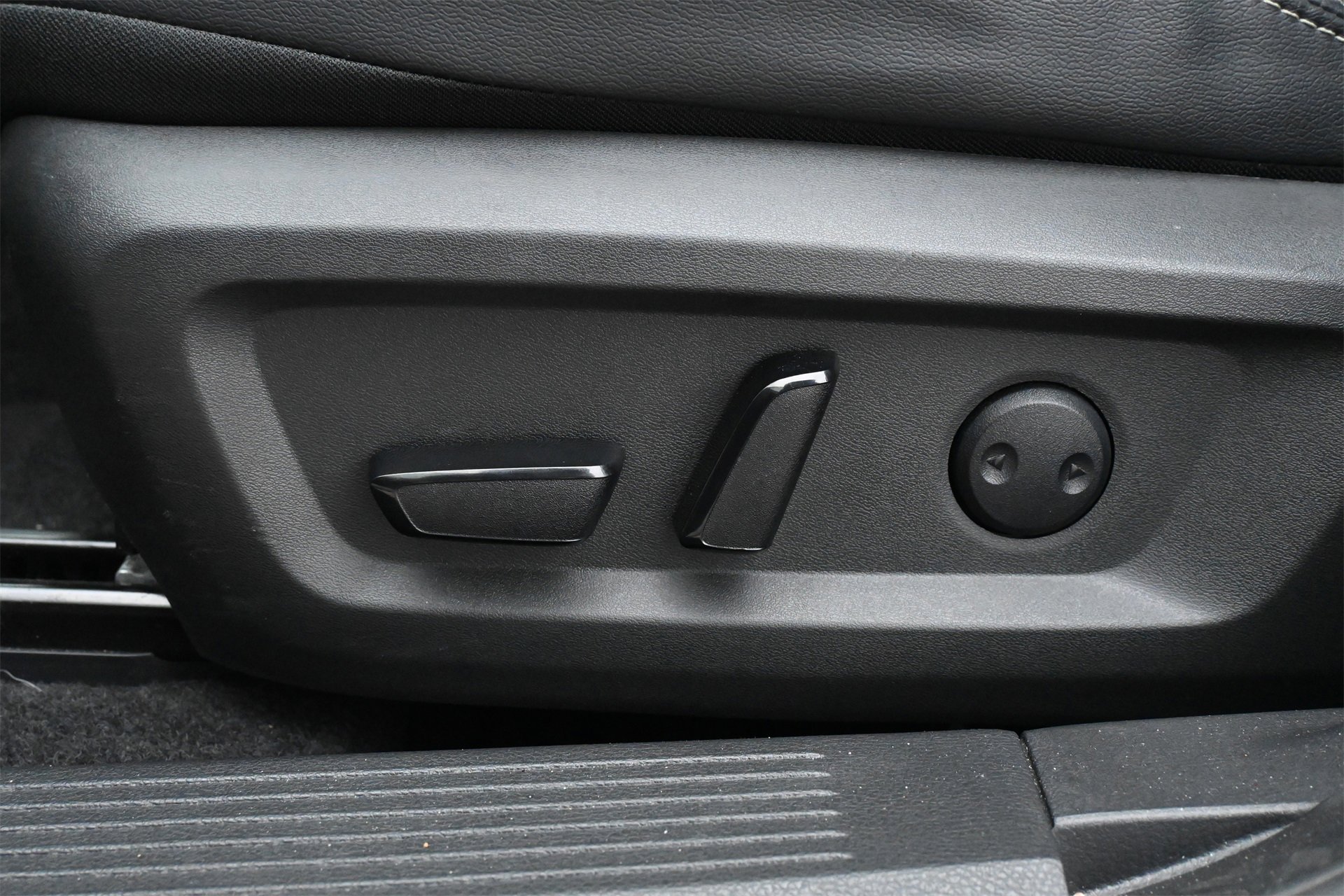 Used 2023 Nissan Rogue SL w/ SL Premium Package image 16