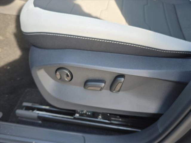 New 2025 Volkswagen Taos SE image 6