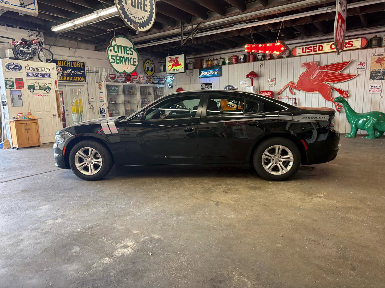 Used 2023 Dodge Charger SXT RWD image 2