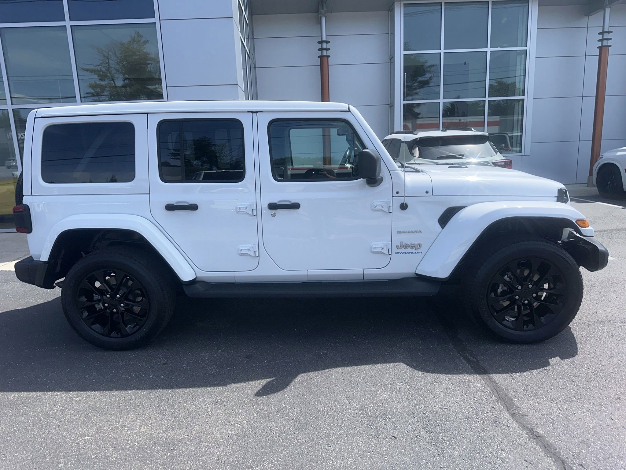 Used 2023 Jeep Wrangler Unlimited Sahara w/ Cold Weather Group AWD/4WD image 2