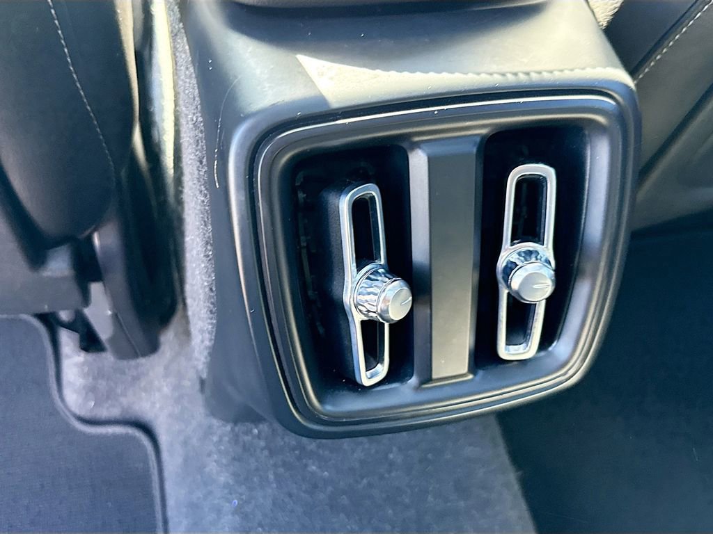 Used 2023 Volvo XC40 B5 Plus image 28