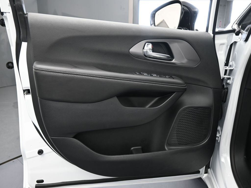 Used 2026 Chrysler Voyager LX image 23
