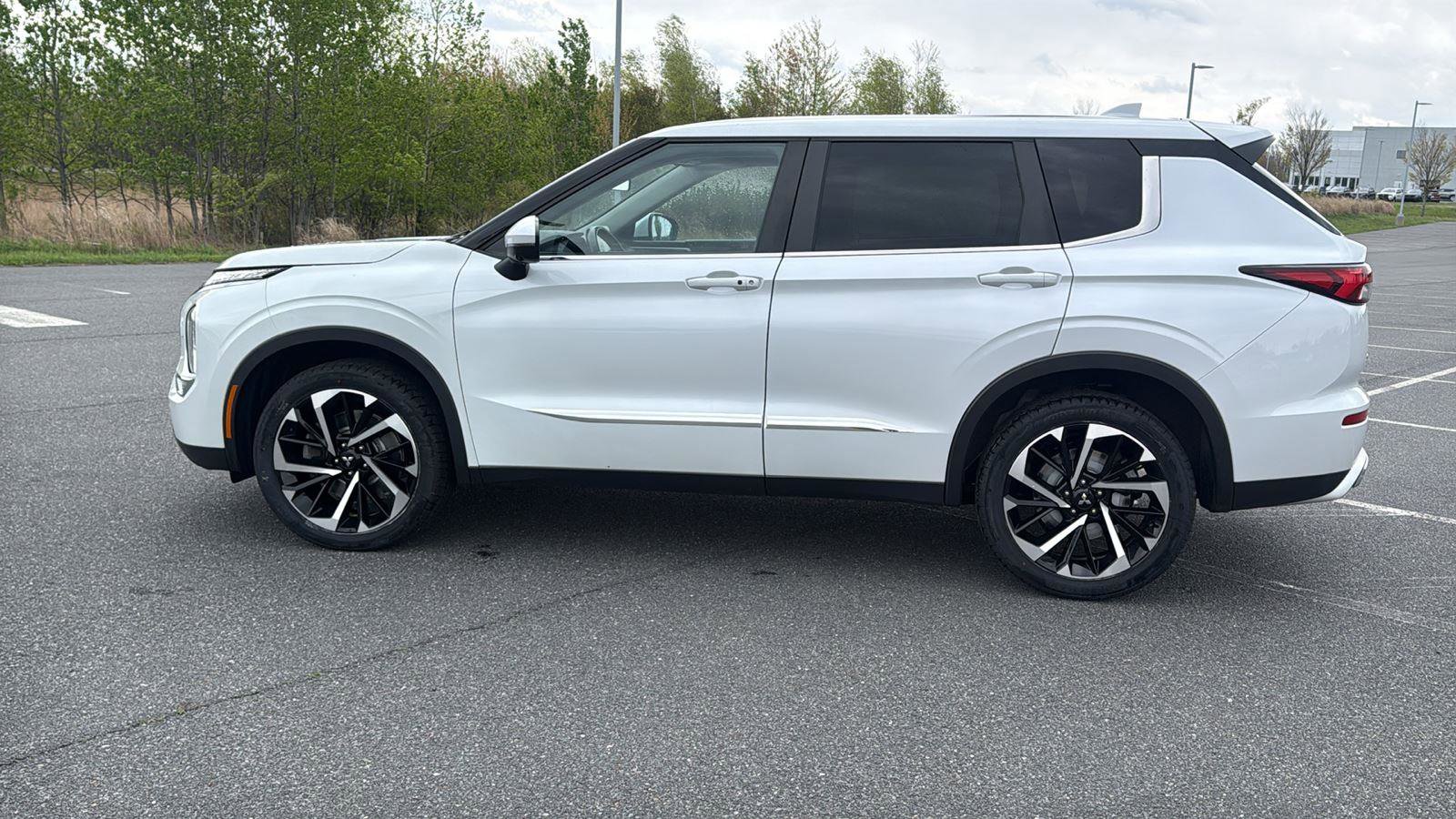 Used 2022 Mitsubishi Outlander SE AWD/4WD image 11