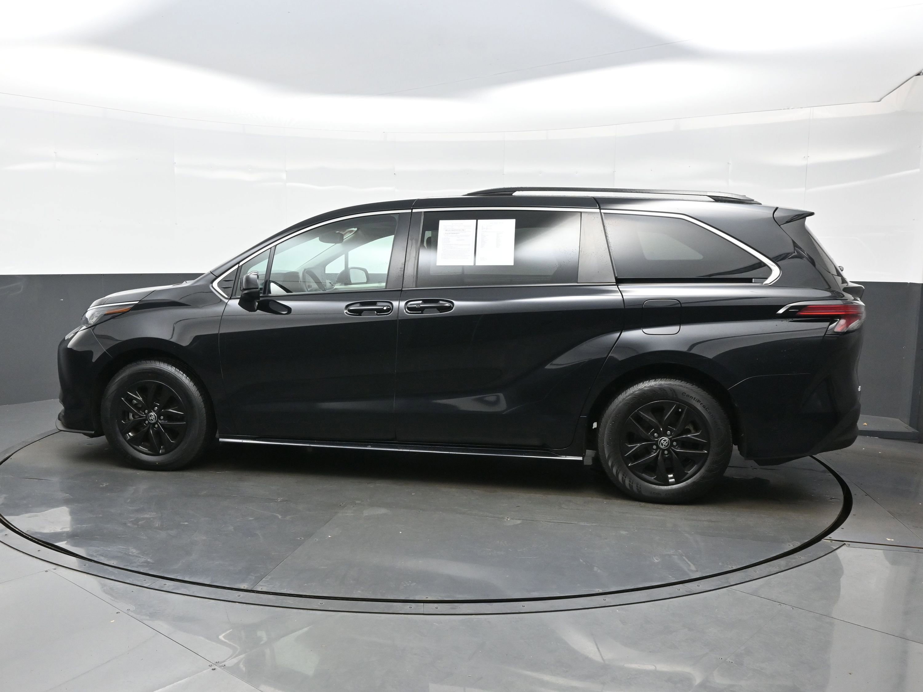Used 2022 Toyota Sienna LE w/ LE Plus Package AWD/4WD image 3