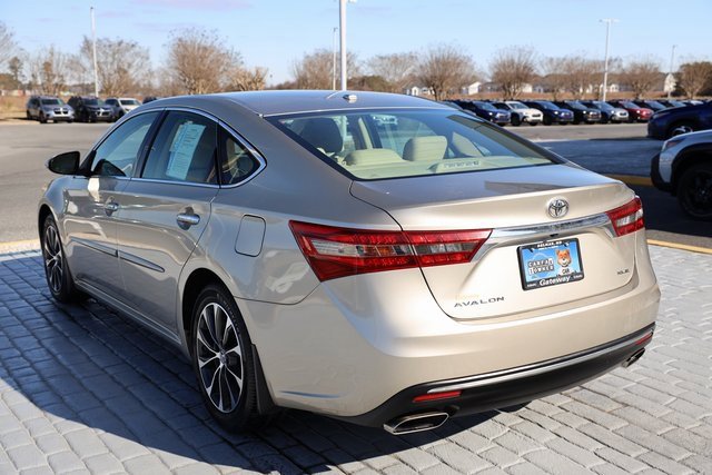 Used 2016 Toyota Avalon Limited image 3