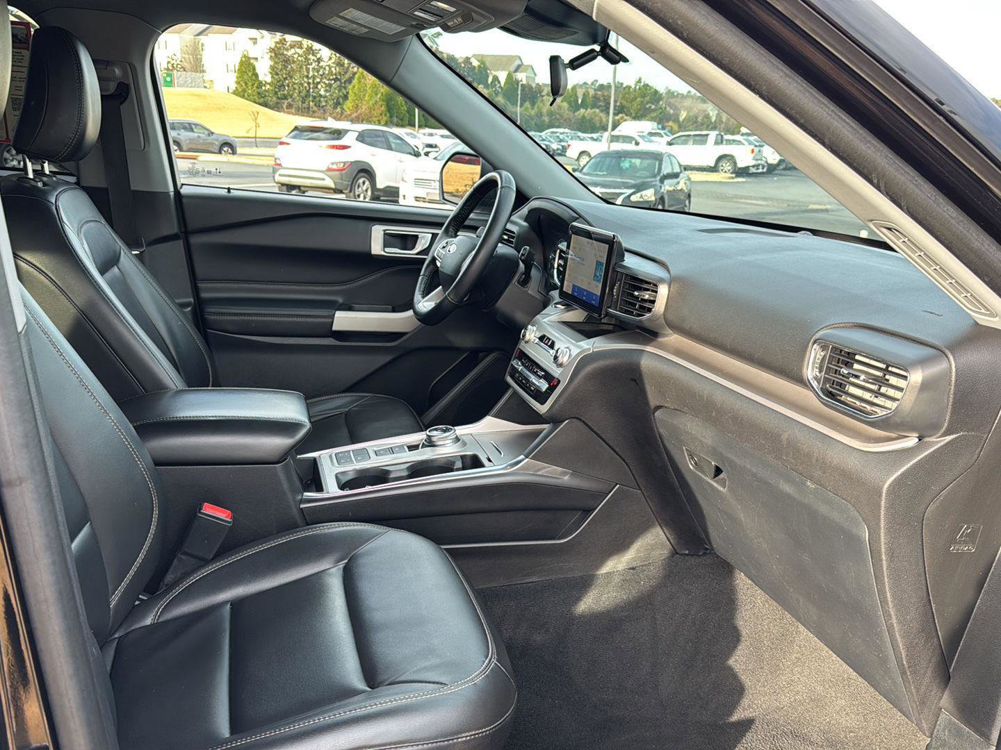 Used 2022 Ford Explorer XLT w/ Equipment Group 202A image 10