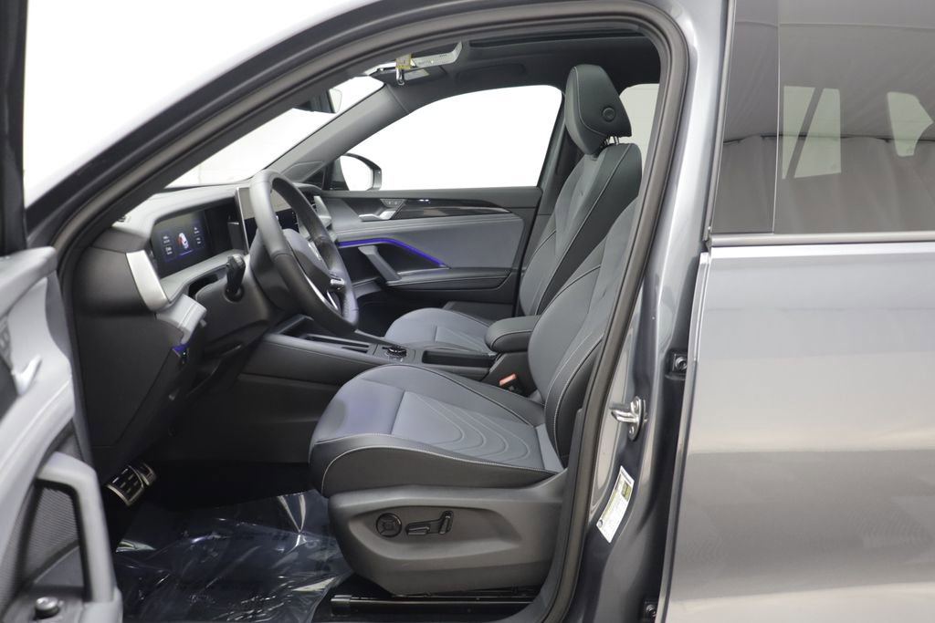 Used 2025 Volkswagen Tiguan SE R-Line AWD/4WD image 5