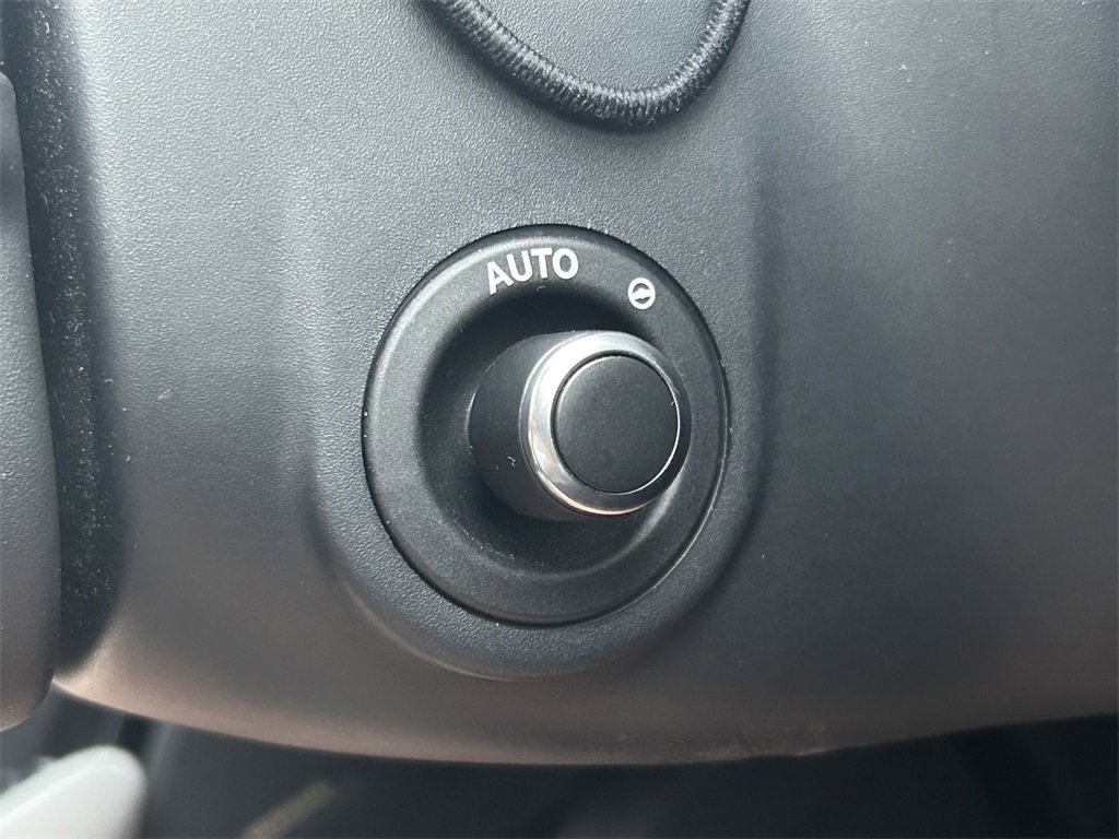 Used 2025 Land Rover Range Rover Velar Dynamic SE image 32