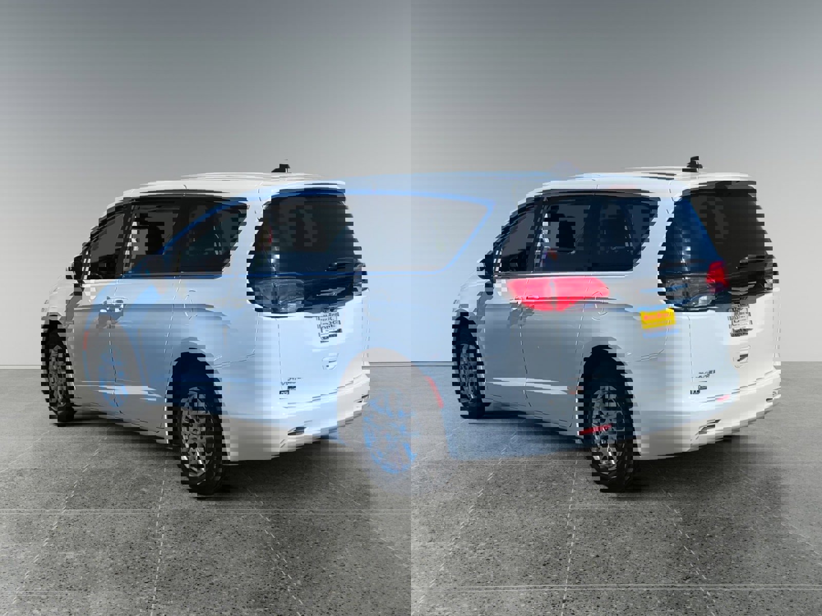 Used 2023 Chrysler Voyager LX image 3