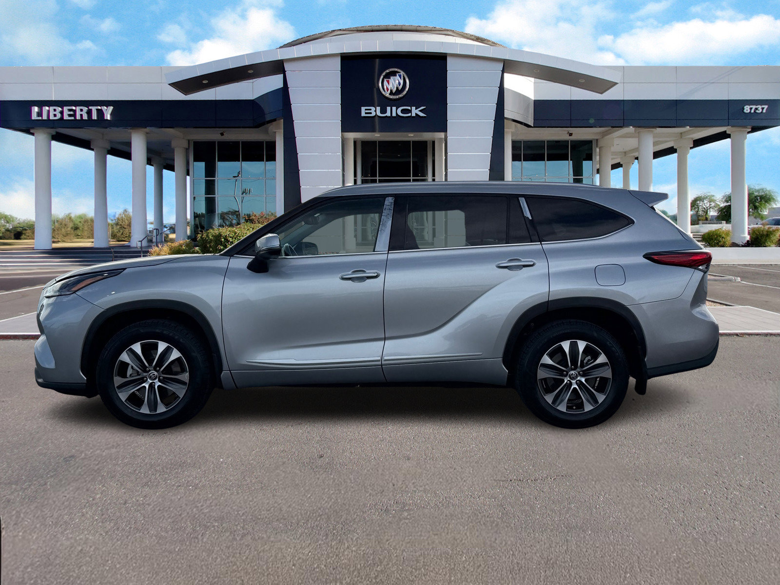 Used 2021 Toyota Highlander XLE image 7