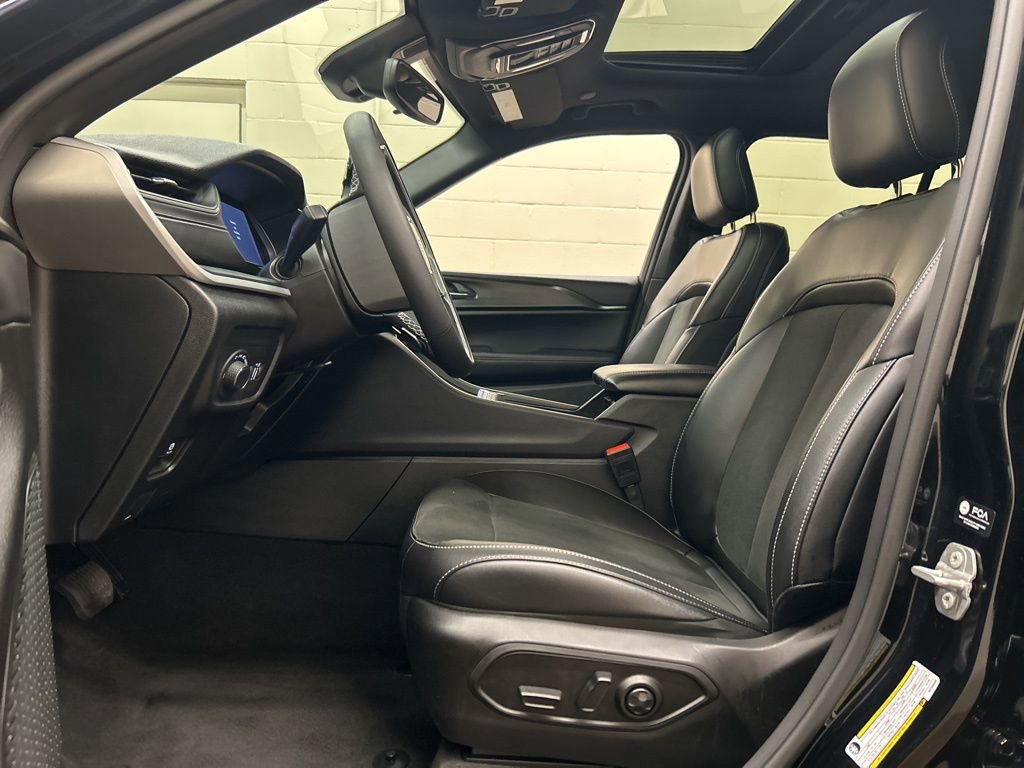 Used 2024 Jeep Grand Cherokee Altitude image 7