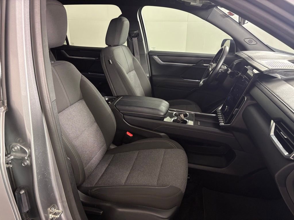 Used 2025 GMC Acadia Elevation image 46