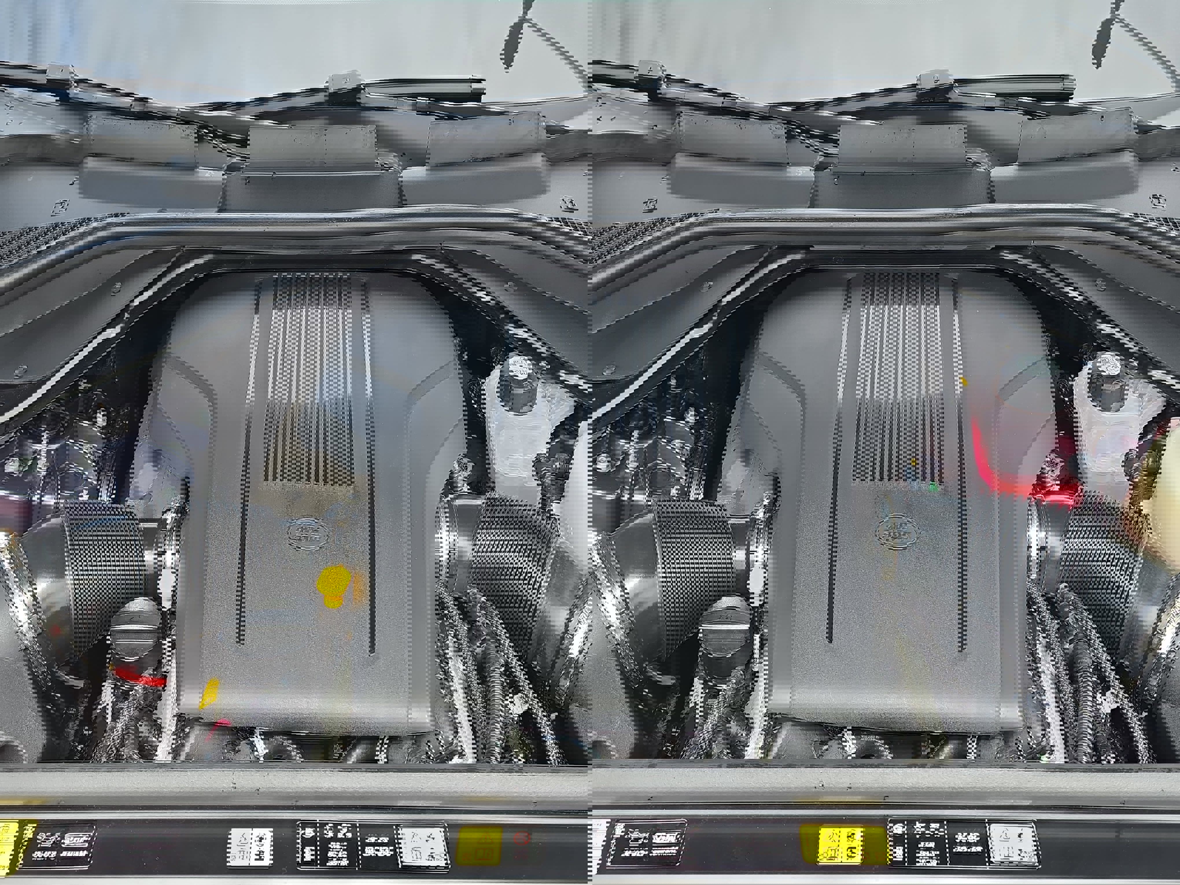 Certified 2025 Land Rover Range Rover SE image 31