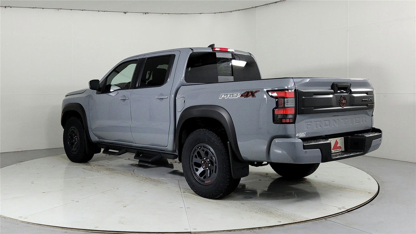 Used 2025 Nissan Frontier PRO-4X image 5