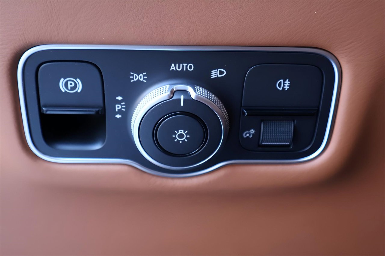 Used 2025 Aston Martin DB12 Coupe image 22