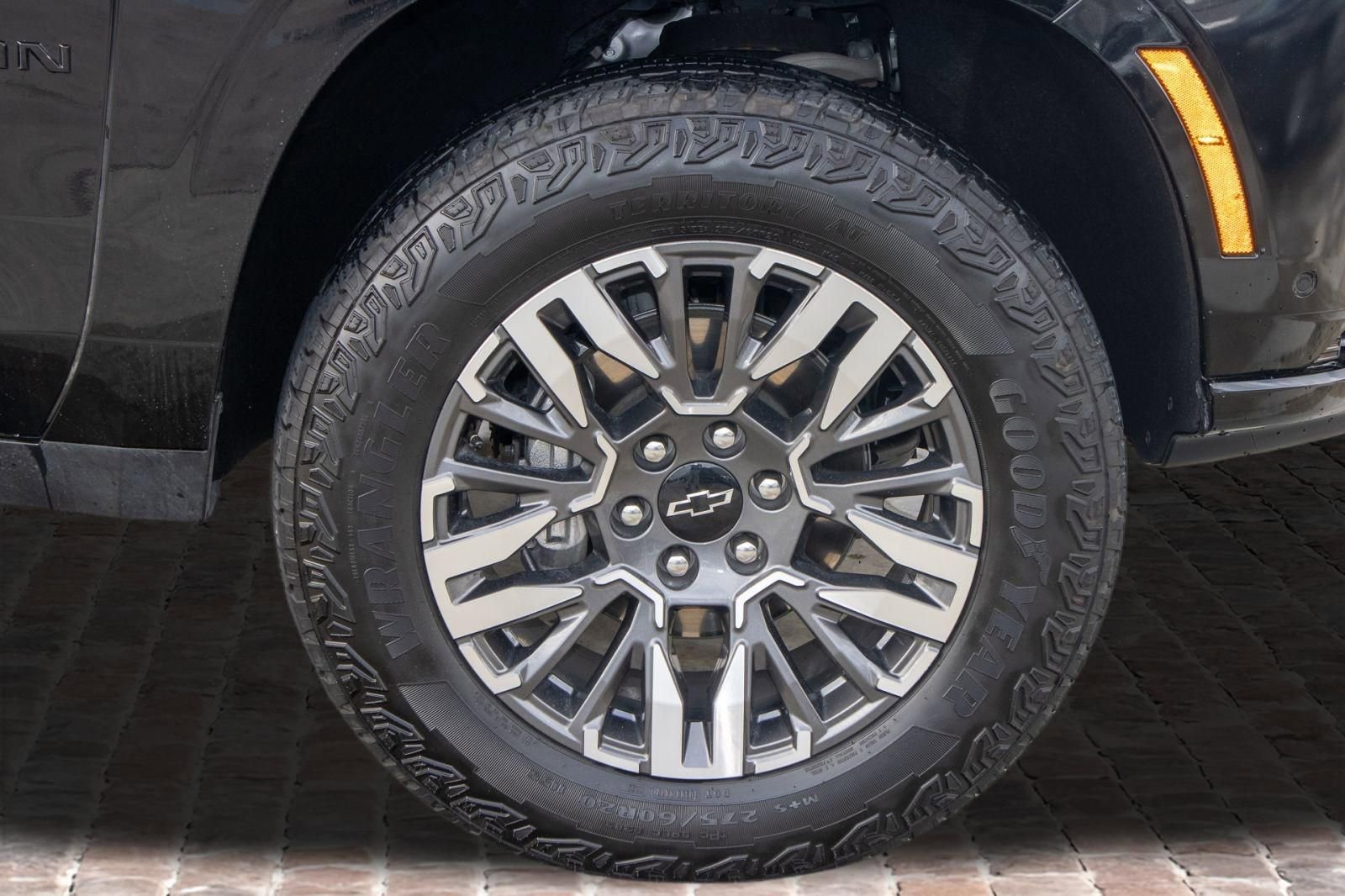 Used 2025 Chevrolet Suburban Z71 image 44