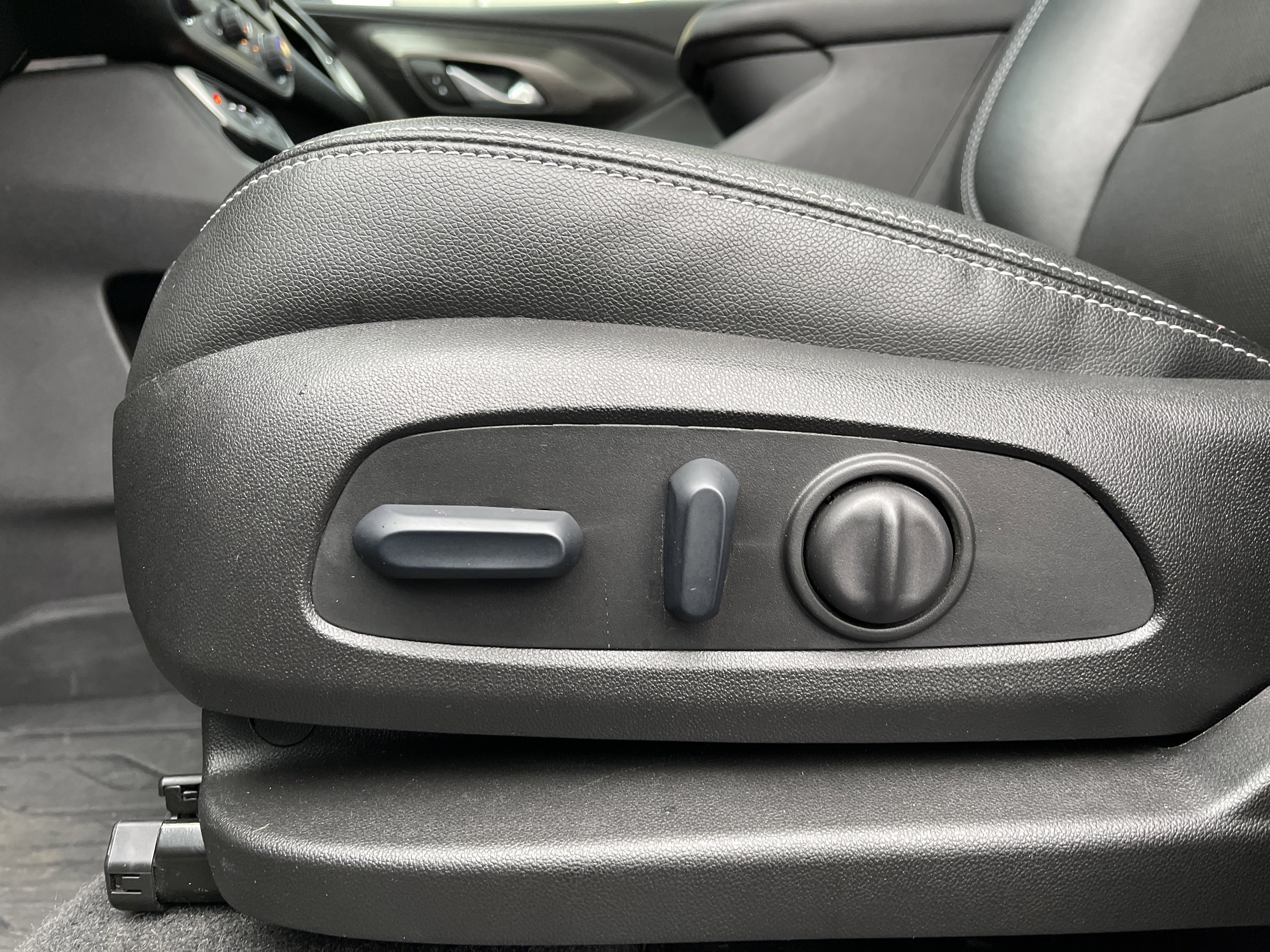 Used 2024 GMC Terrain SLT w/ Infotainment Package II image 19