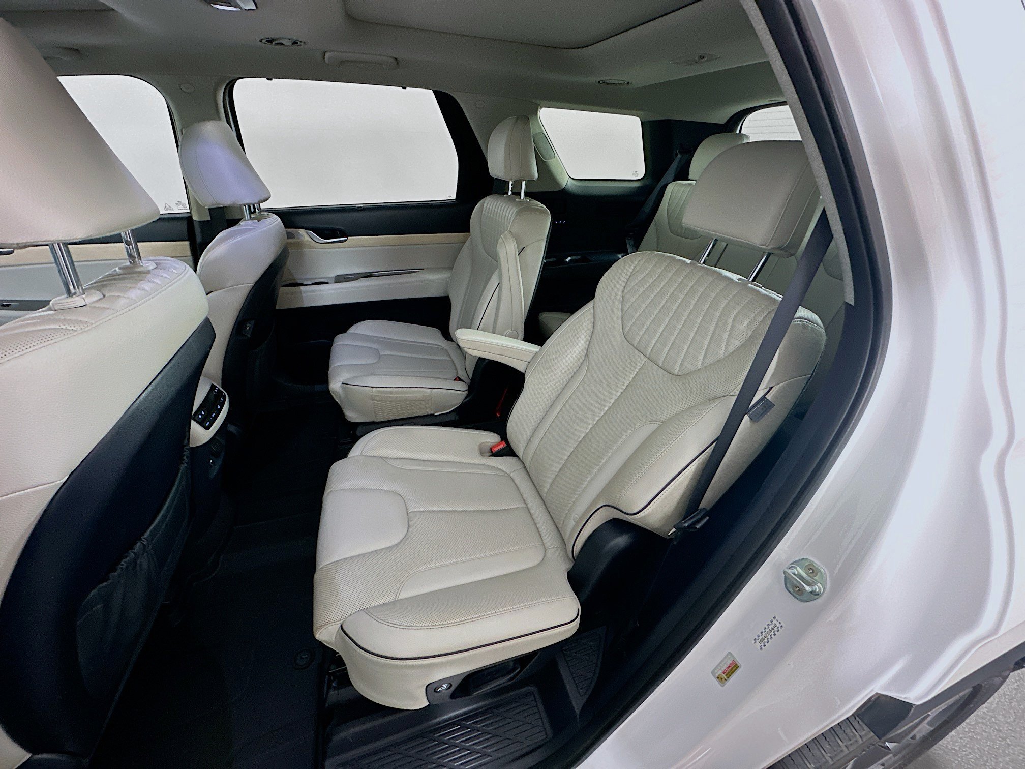 Used 2023 Hyundai Palisade Limited w/ Winter Package FWD image 29