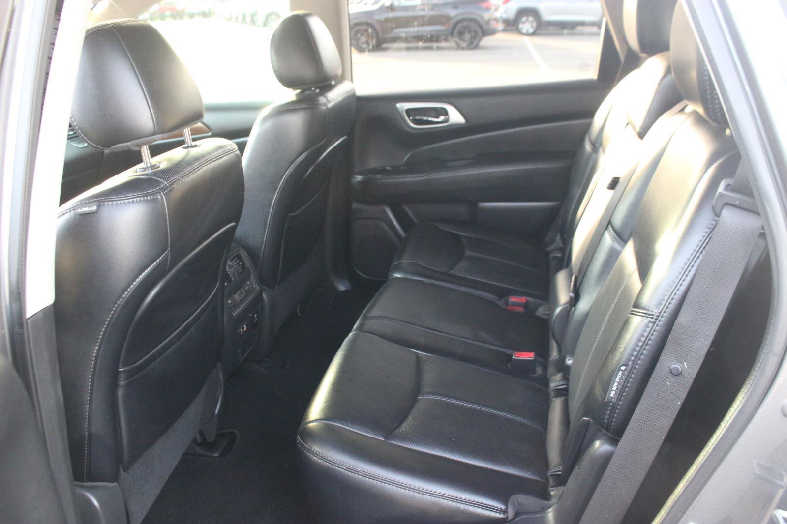 Used 2020 Nissan Pathfinder Platinum image 36