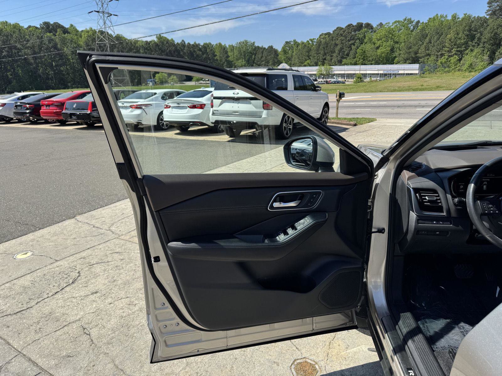 Used 2021 Nissan Rogue Platinum image 6