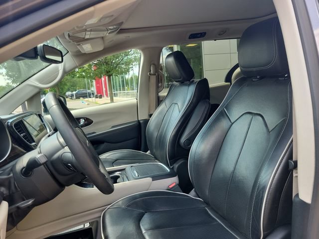 Used 2023 Chrysler Pacifica Limited FWD image 5