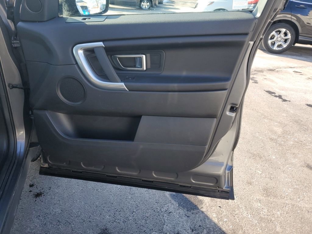 Used 2017 Land Rover Discovery Sport SE image 31