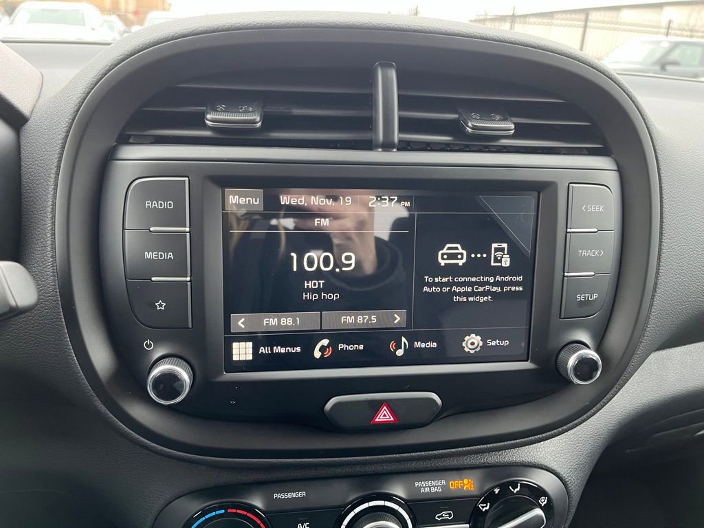 Used 2025 Kia Soul LX w/ LX Technology Package FWD image 21