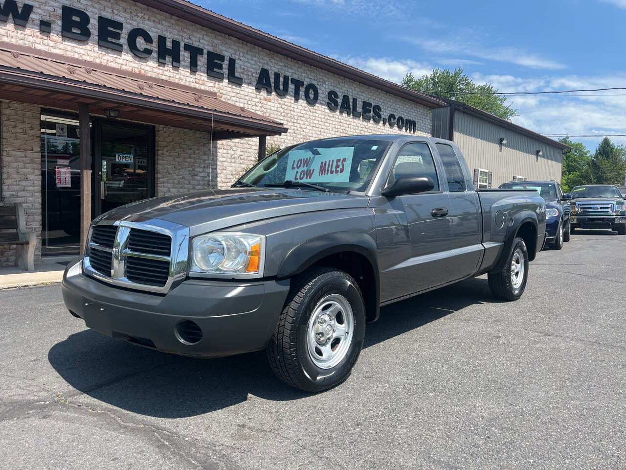 Used 2006 Dodge Dakota ST w/ Trailer Tow Group AWD/4WD image 2