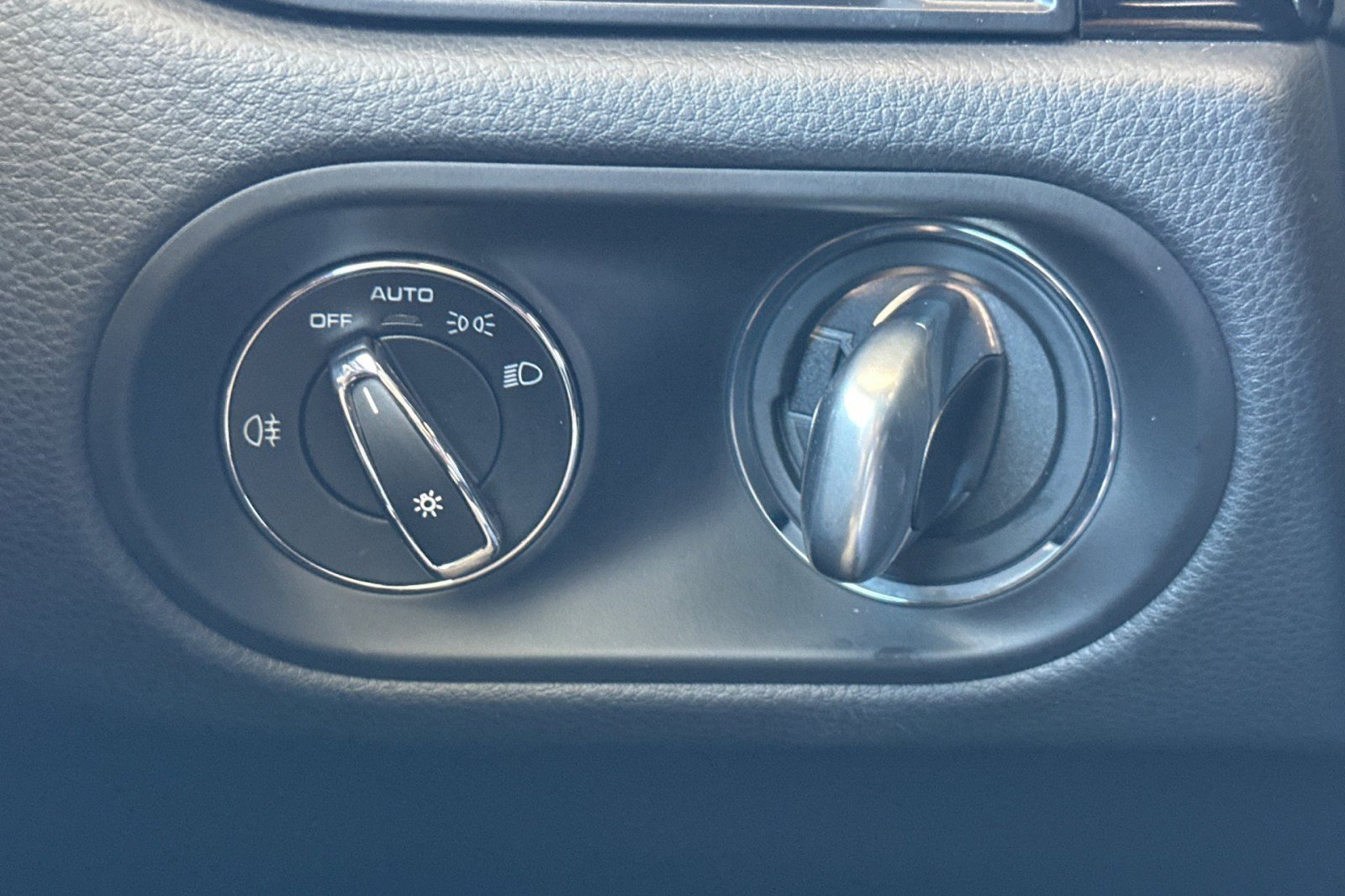 Used 2025 Porsche Macan AWD/4WD image 23