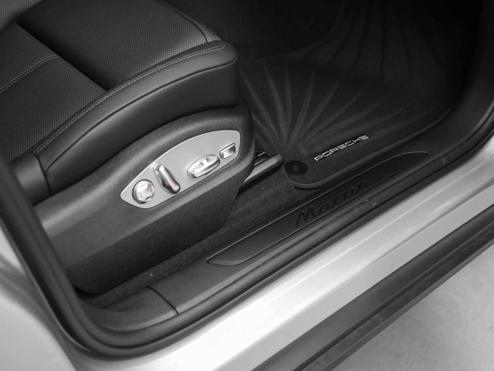 Certified 2025 Porsche Macan image 17