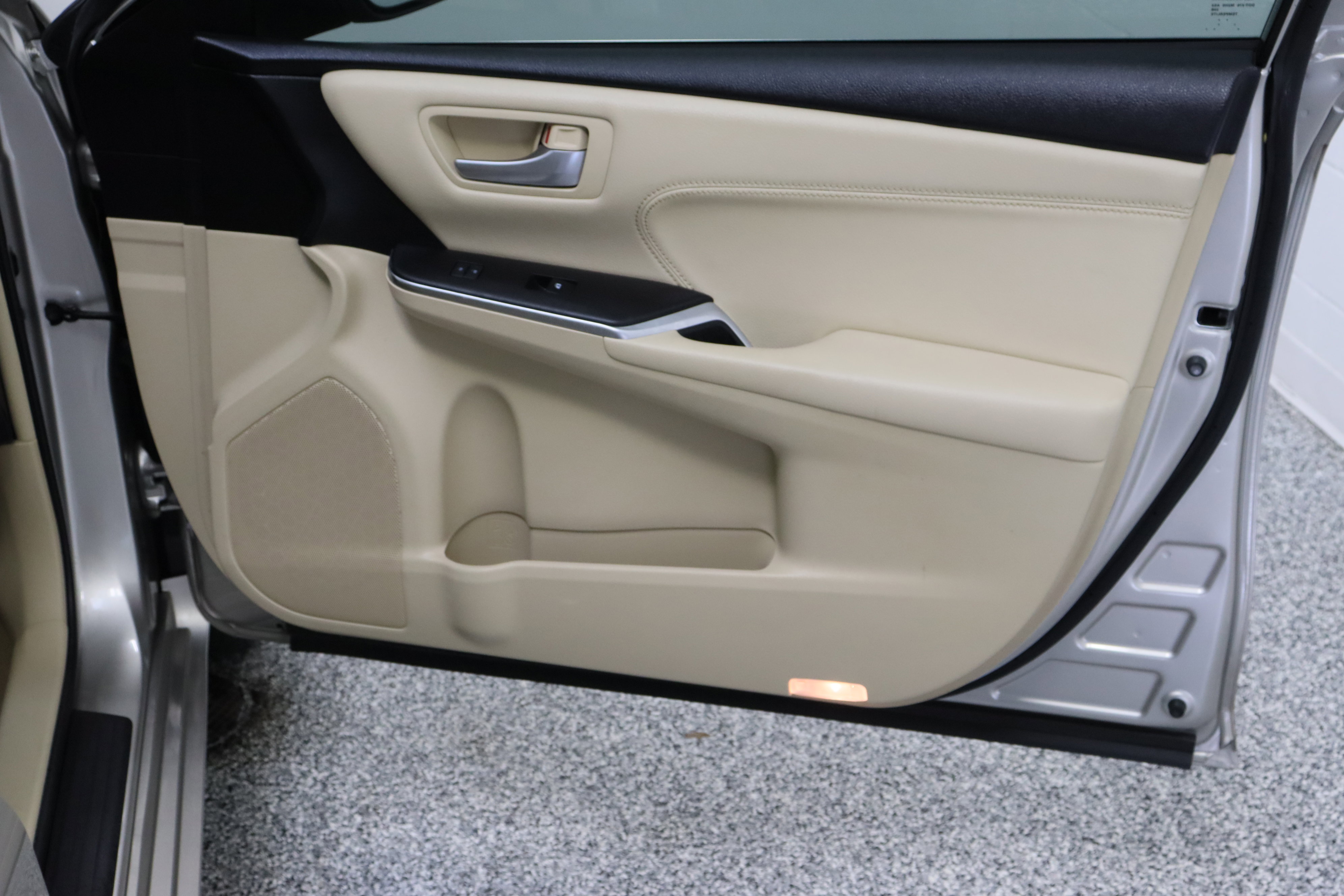Used 2017 Toyota Camry XLE w/ Moonroof Package FWD image 37