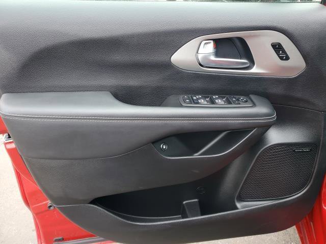 Used 2024 Chrysler Pacifica Premium image 22