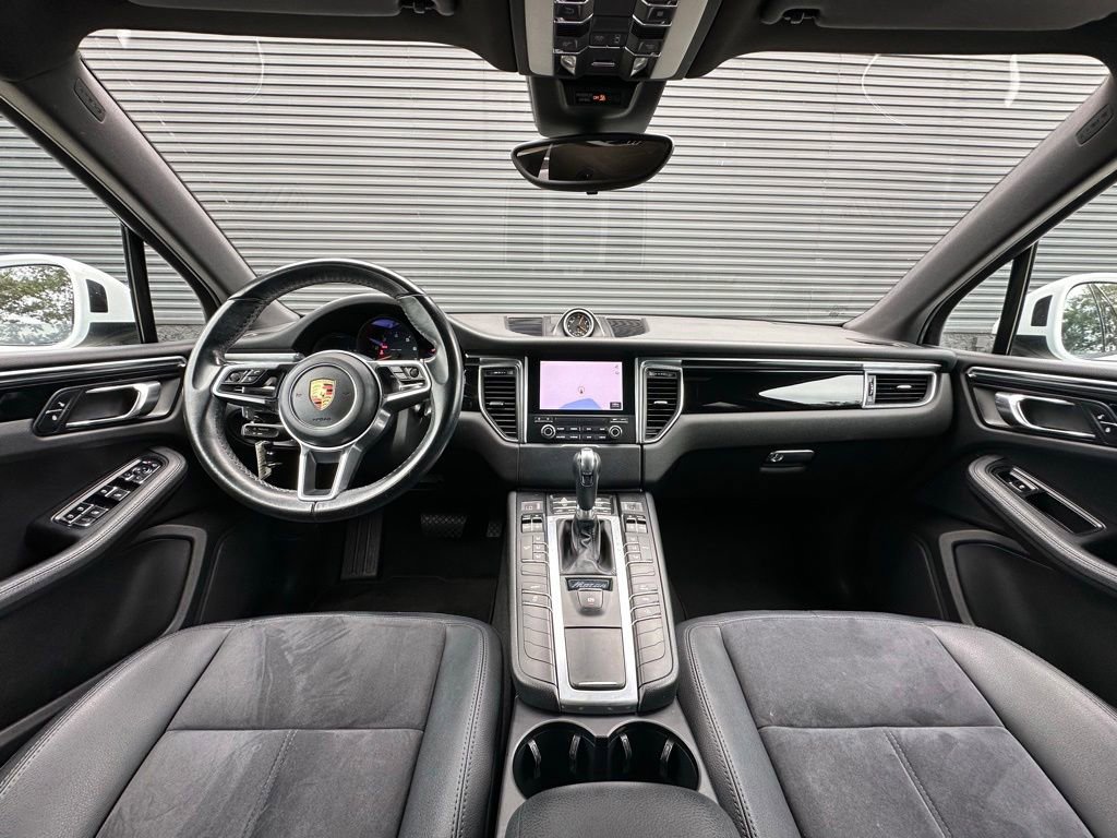 Certified 2017 Porsche Macan AWD/4WD image 6