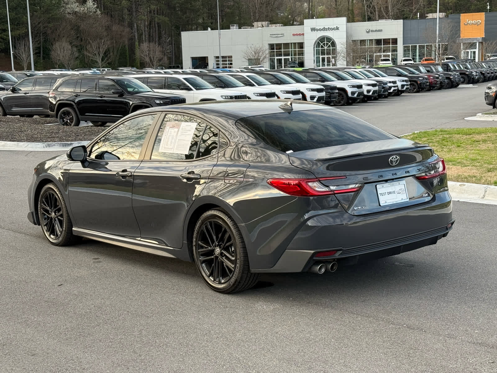 Used 2025 Toyota Camry SE image 3