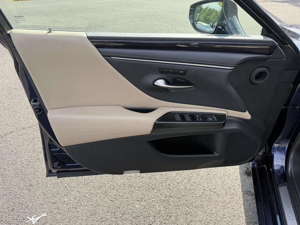 Used 2020 Lexus ES 300h w/ Accessory Package FWD image 12