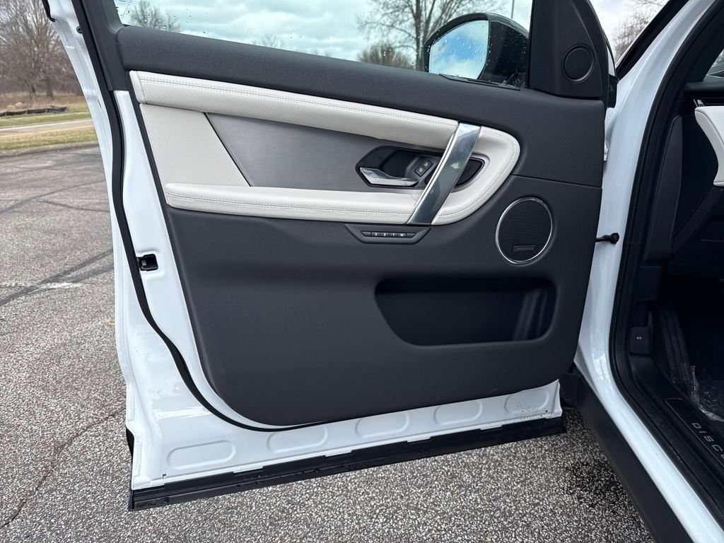 New 2025 Land Rover Discovery Sport Dynamic SE image 10
