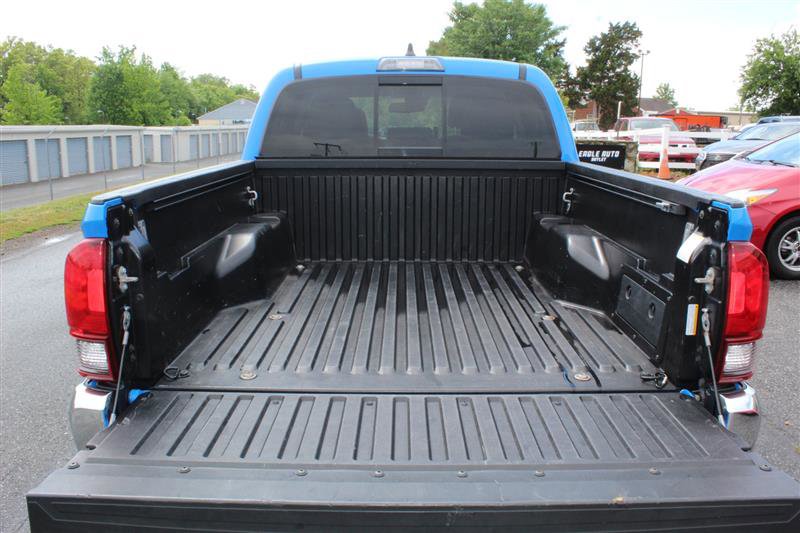 Used 2020 Toyota Tacoma SR5 AWD/4WD image 32