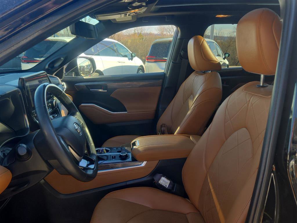 Used 2023 Toyota Highlander Platinum image 17