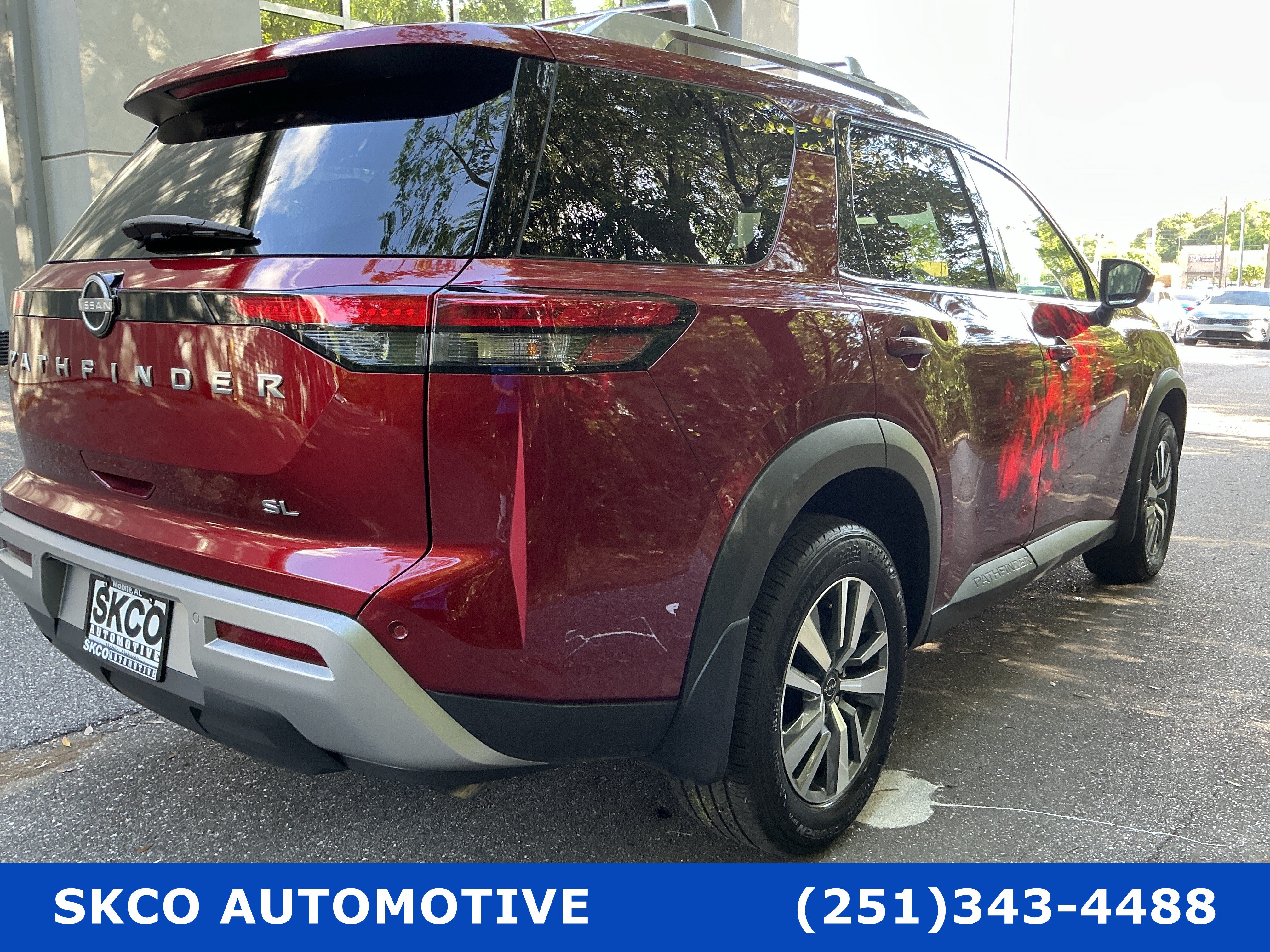 Used 2024 Nissan Pathfinder SL FWD image 5