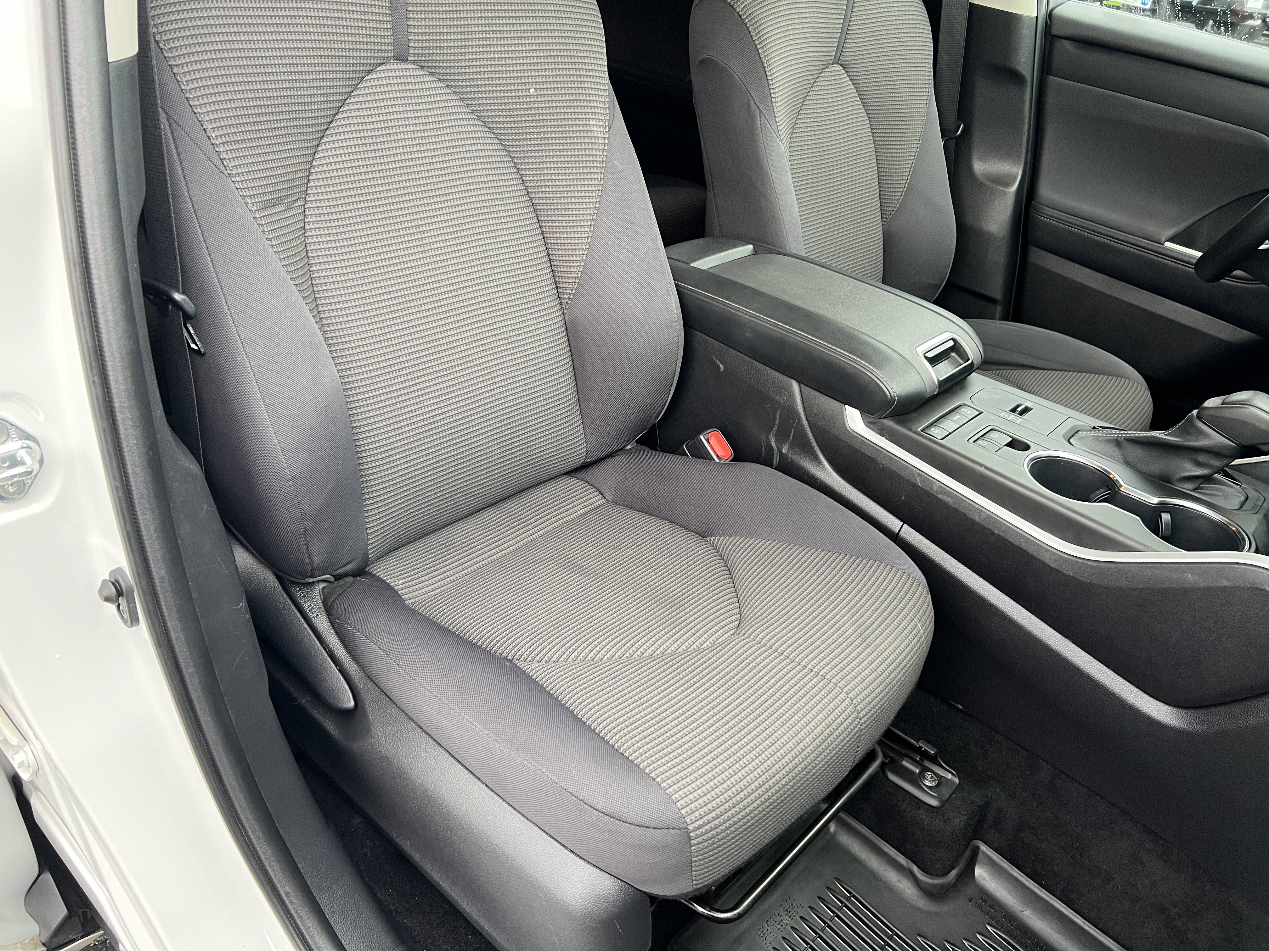 Used 2022 Toyota Highlander L image 26