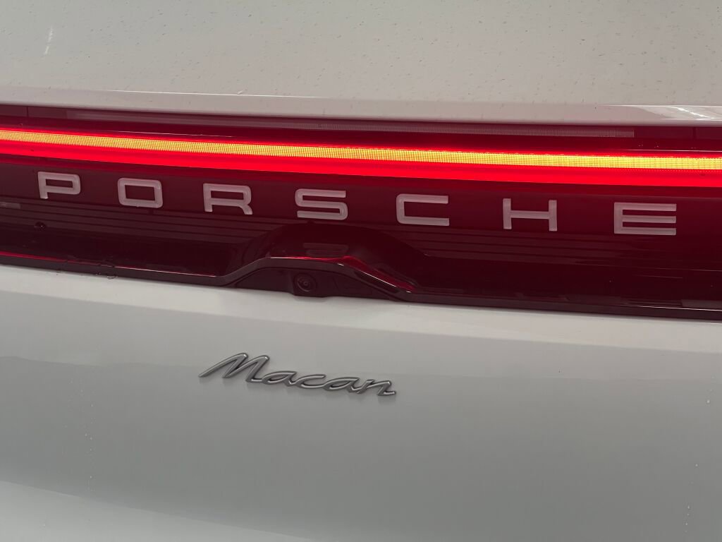Certified 2025 Porsche Macan Electric image 32