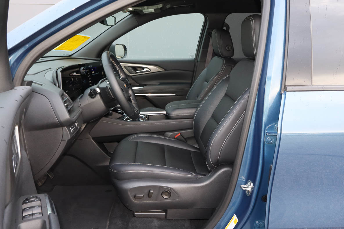 Used 2025 Chevrolet Traverse LT FWD image 7