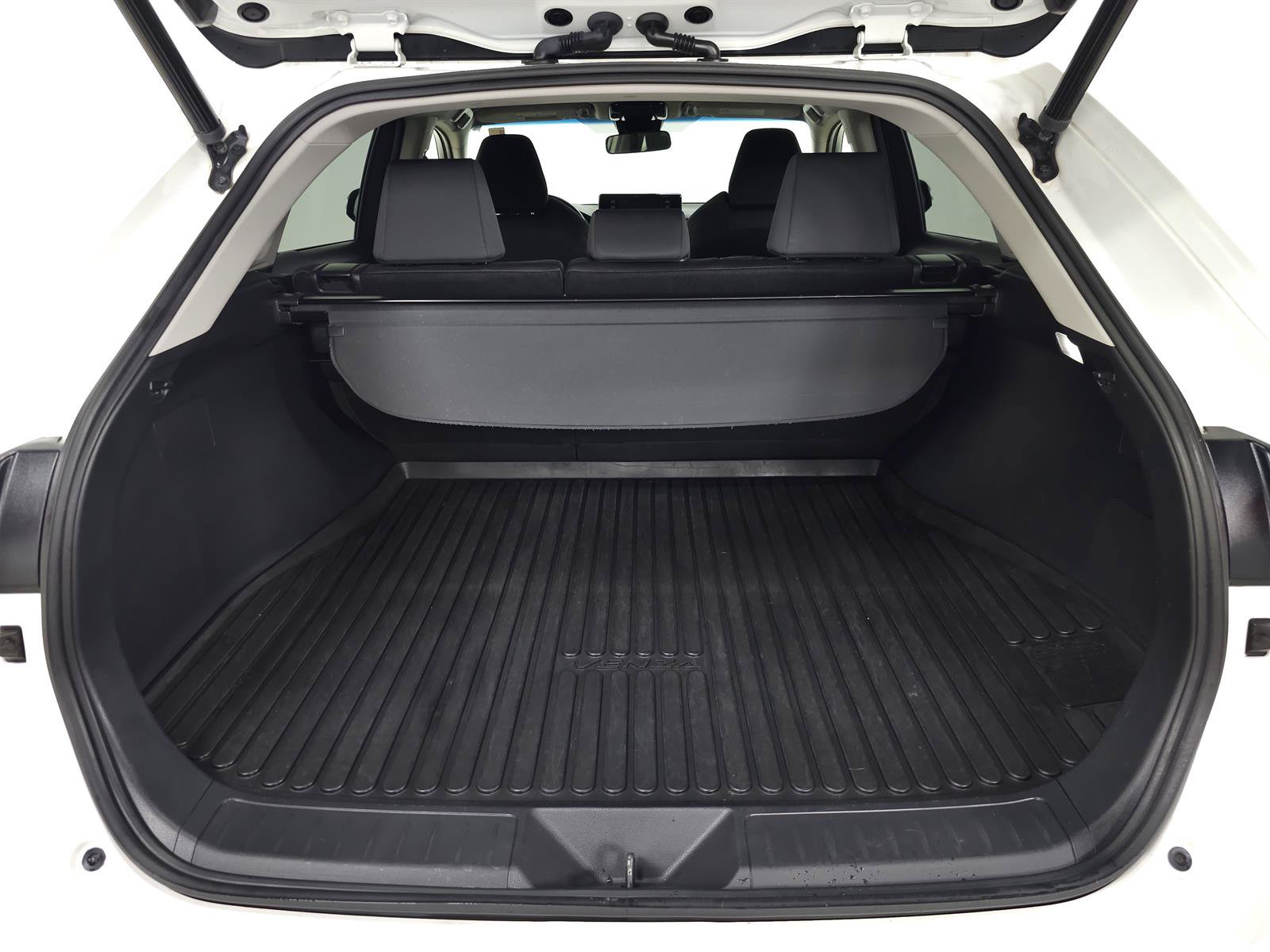 Used 2022 Toyota Venza LE AWD/4WD image 8