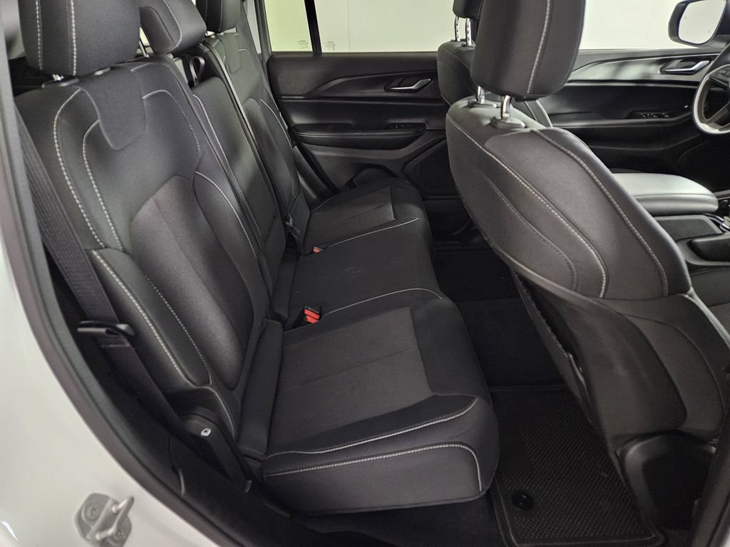Used 2023 Jeep Grand Cherokee Laredo AWD/4WD image 27