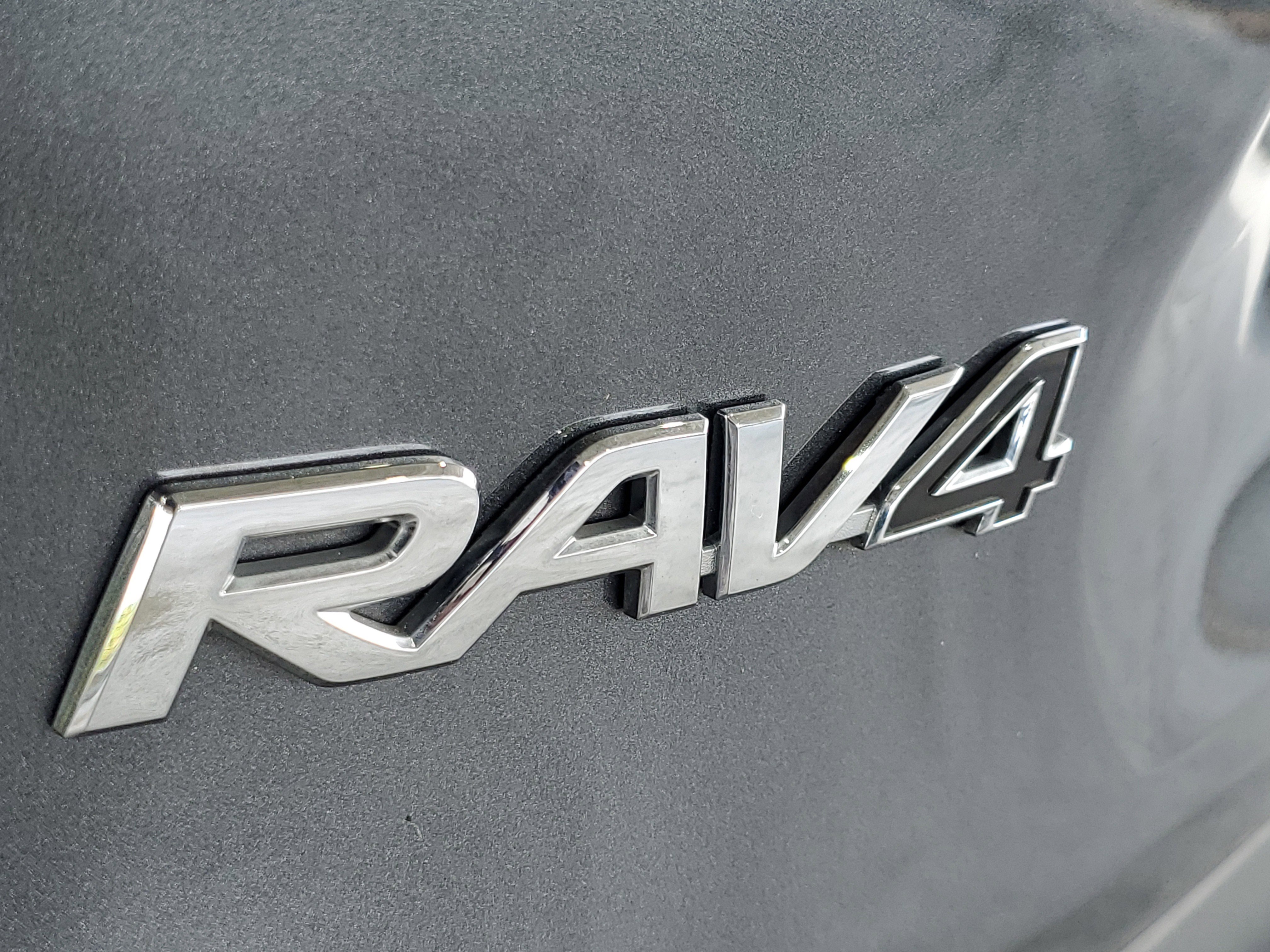 Used 2021 Toyota RAV4 XLE Premium FWD image 5