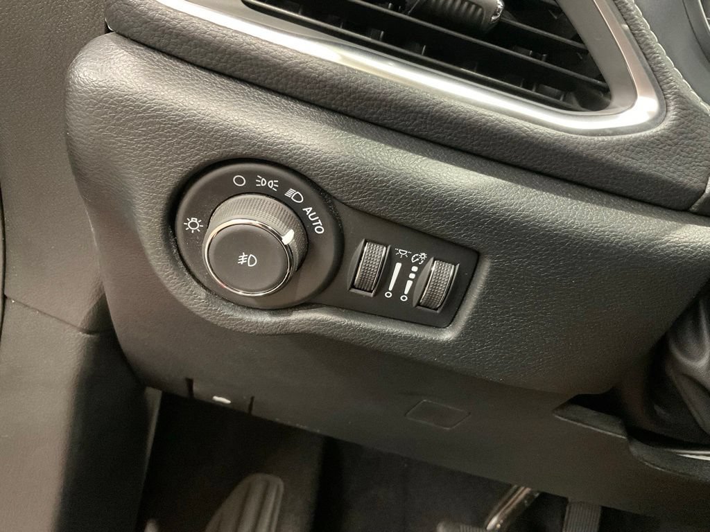 Used 2026 Chrysler Pacifica Limited FWD image 23