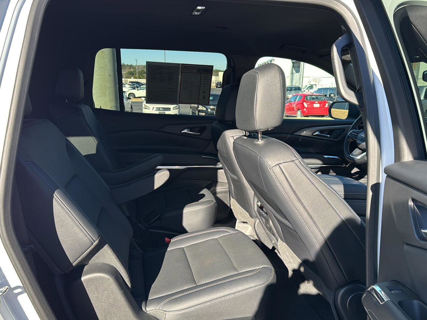 Used 2025 Chevrolet Traverse LT image 11