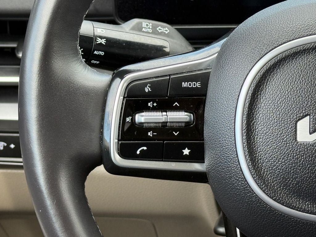 Used 2025 Kia Carnival FWD image 21